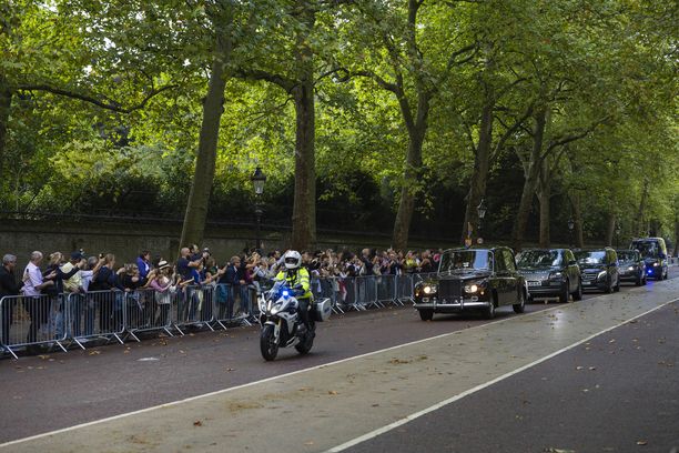 Kuningas Charles ja kuningatarpuoliso Camilla saapumassa Buckinghamin palatsiin kansan hurratessa.