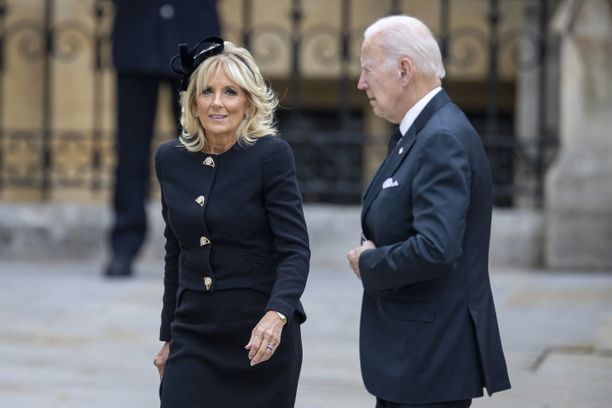 Yhdysvaltojen presidentti Joe Biden ja hänen vaimonsa Jill Biden edustivat maataan kuningatar Elisabetin hautajaisissa 19. syyskuuta.
