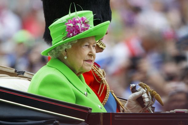 Kuningatar Elisabetin arkku on parhaillaan nähtävillä Edinburghissa.