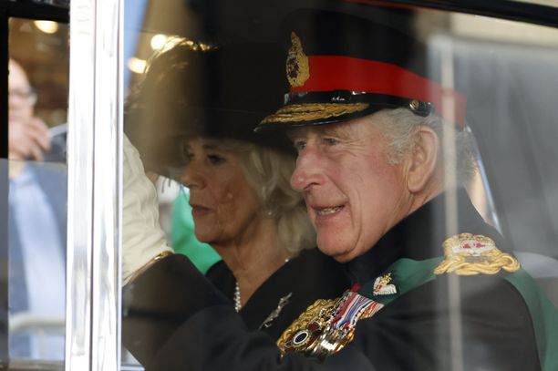 Kuningas Charles III ja kuningatarpuoliso Camilla ovat olleet menossa koko päivän. Nyt vuorossa oli iltapalvelus katedraalissa.
