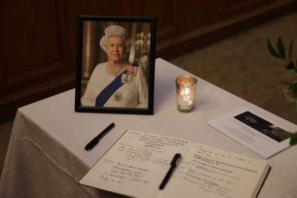 Kuningatarta muistetaan Helsingin Tuomiokirkossa. Ihmiset saivat kirjoittaa vieraskirjaan.