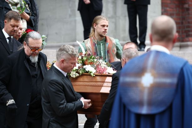 Sampo Loiri kantoi isänsä arkkua hautajaisissa.