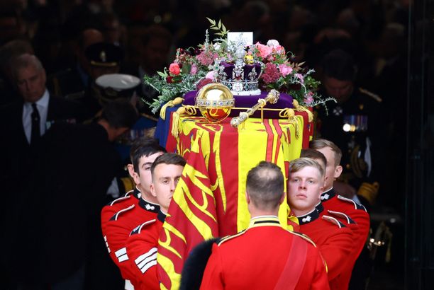 Kuningatar Elisabetin hautajaisia vietettiin maanantaina.
