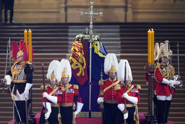 Kuningatar Elisabetin arkkua vartioidaan ympäri vuorokauden.