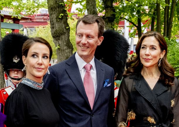 Prinssi Joachim vaimonsa prinsessa Marien ja veljensä vaimon, kruununprinsessa Maryn, kanssa viime kesänä.