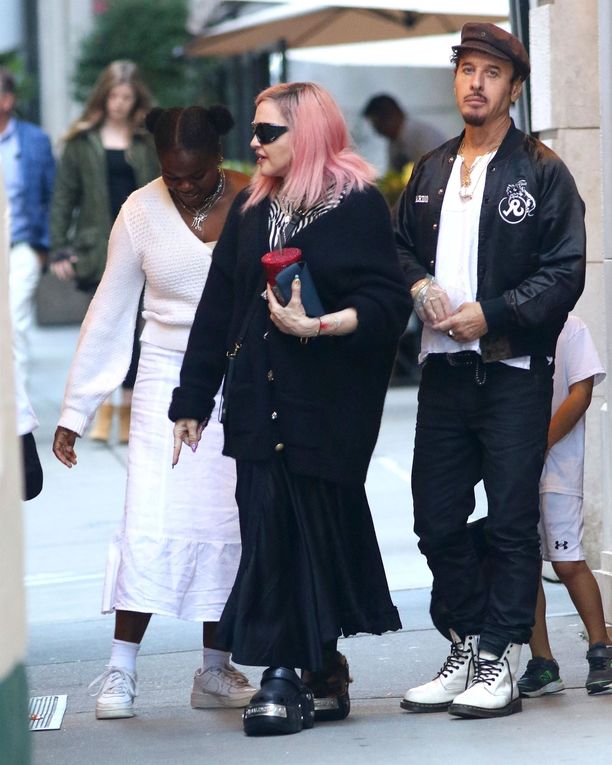 Madonna kuvattuna New Yorkissa tyttärensä Mercy Jamesin, ja valokuvaaja Steven Kleinin kanssa. 