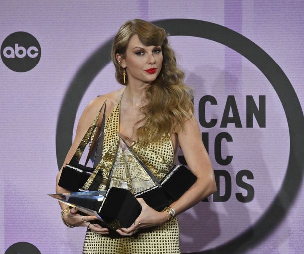 Taylor Swiftillä ei meinannut riittää kädet pystien pitämiseen.