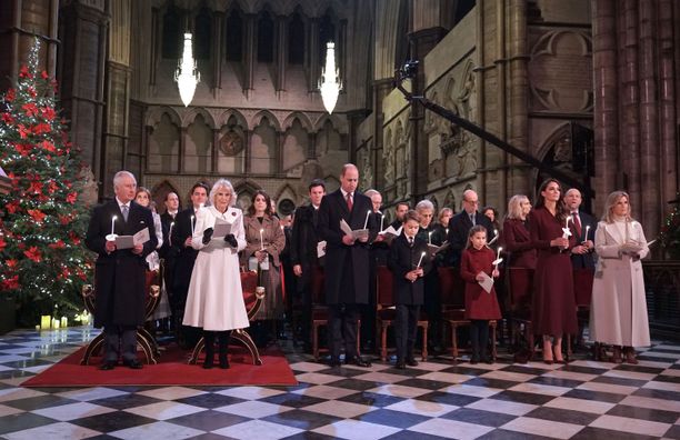Tällä kokoonpanolla käydään joulunviettoon tänä vuonna. Kuninkaallinen perhe Westminster Abbeyn joulukonsertissa 15. joulukuuta.