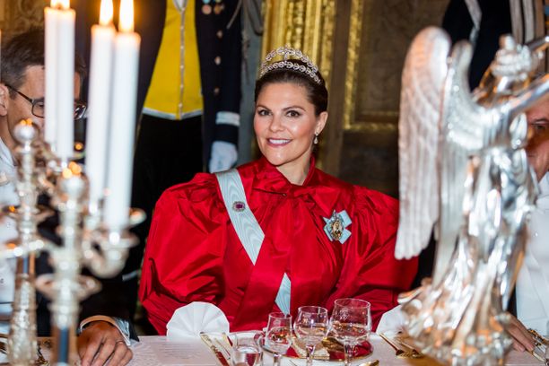  Kruununprinsessa Victoria esiintyi upeassa punaisessa asussaan Nobel-juhlan gaalaillallisella vuonna 2019.