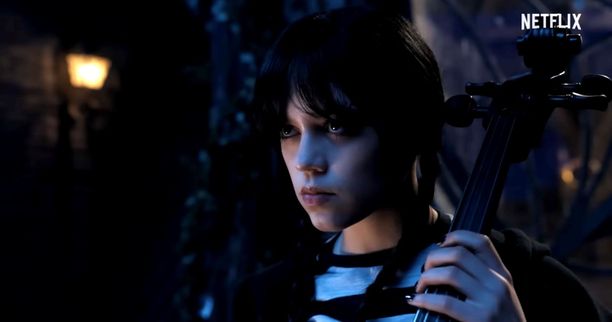 Jenna Ortegan näyttelemä Wednesday Addams soittaa Netflixin sarjassa mustaa selloa.