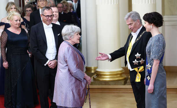 Elisabeth Rehn oli ensimmäisenä kättelemässä presidenttiparia.