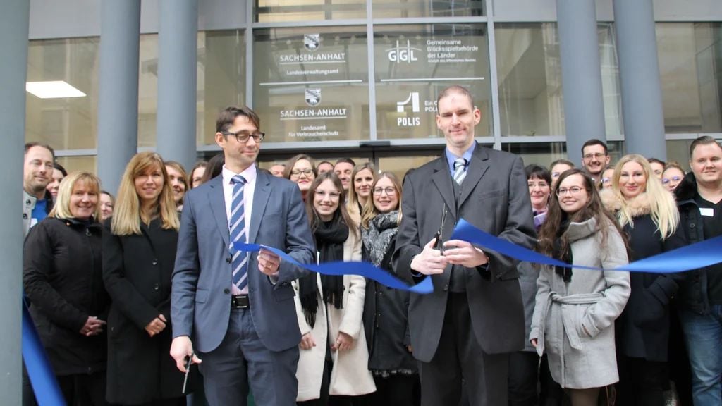 Ronald Benter (left) and Benjamin Schwanke cut the ribbon for the official opening of the authority of the GGL