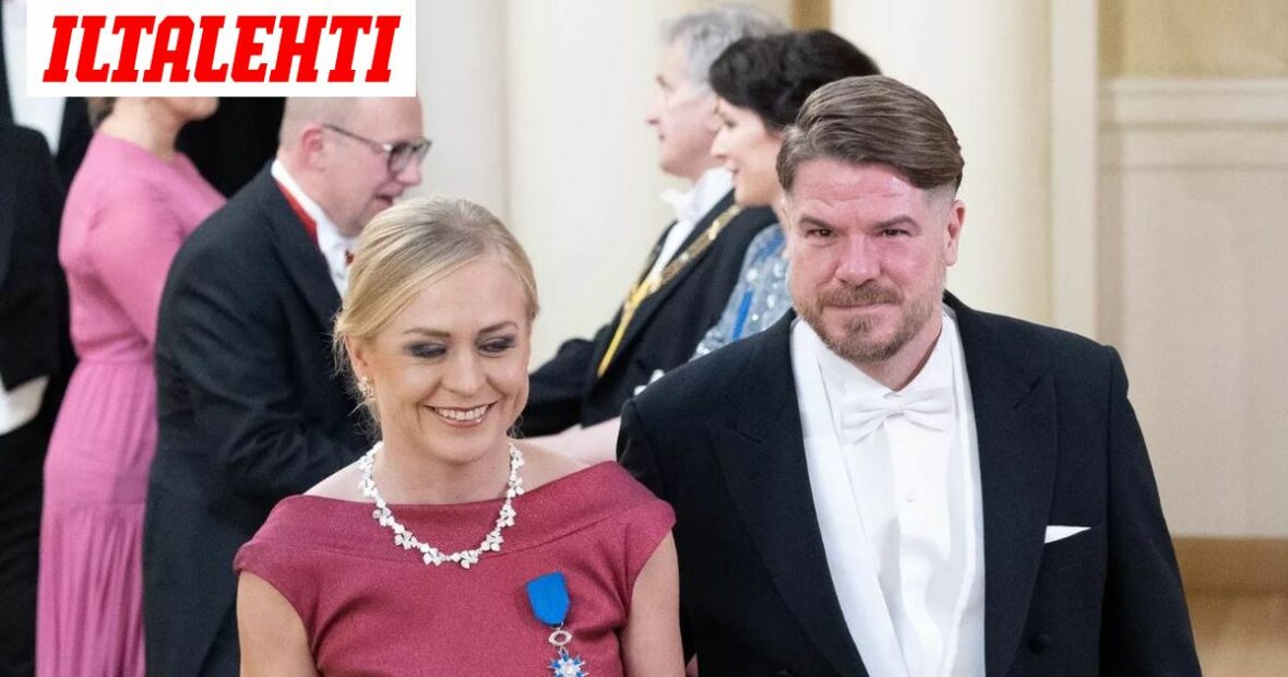 Ulkoministeri Elina Valtonen ja Jussi HeikelÃ¤ lÃ¤heisissÃ¤ vÃ¤leissÃ¤ â Poseeraavat selfiessÃ¤ pÃ¤Ã¤t yhdessÃ¤